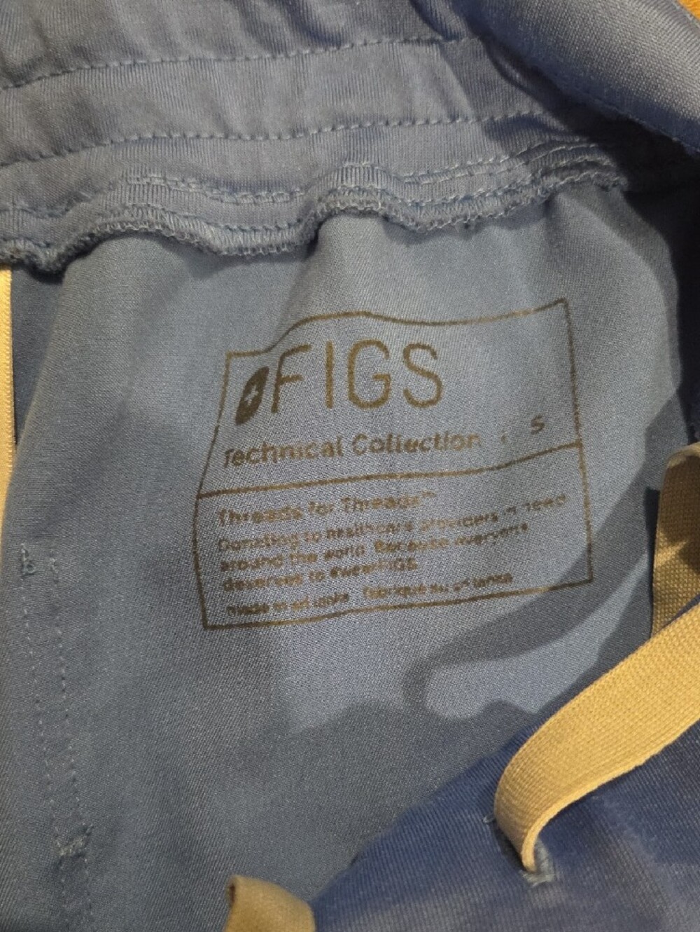 Figs Light Blue V-Neck Scrub Set - Classic Sky Small Spot On Knee. See Pic - Picture 10 of 11